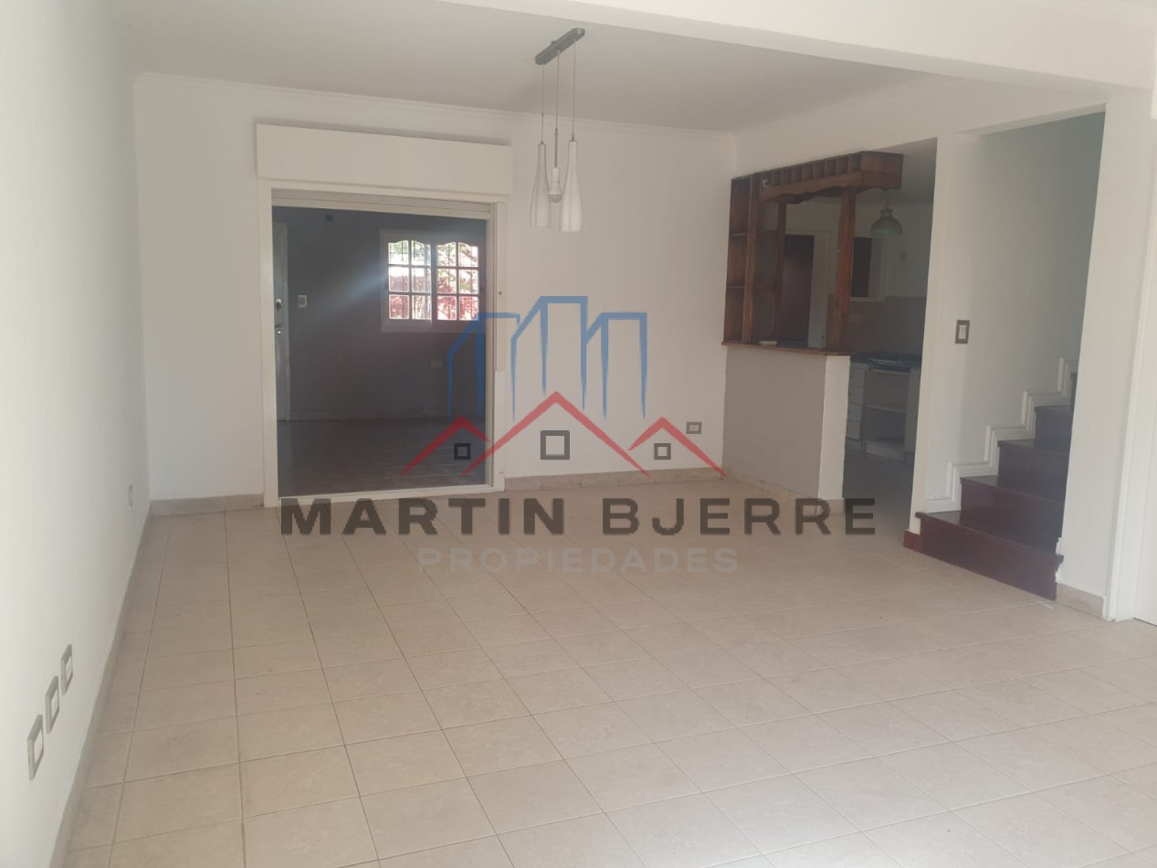 VENTA CASA 5 AMBIENTES EN BARRIO DEMOCRACIA. CIUDAD EVITA