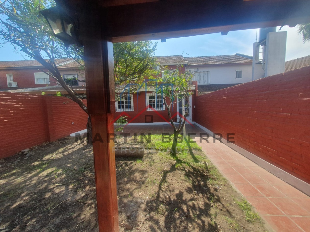 VENTA CASA 5 AMBIENTES EN BARRIO DEMOCRACIA. CIUDAD EVITA