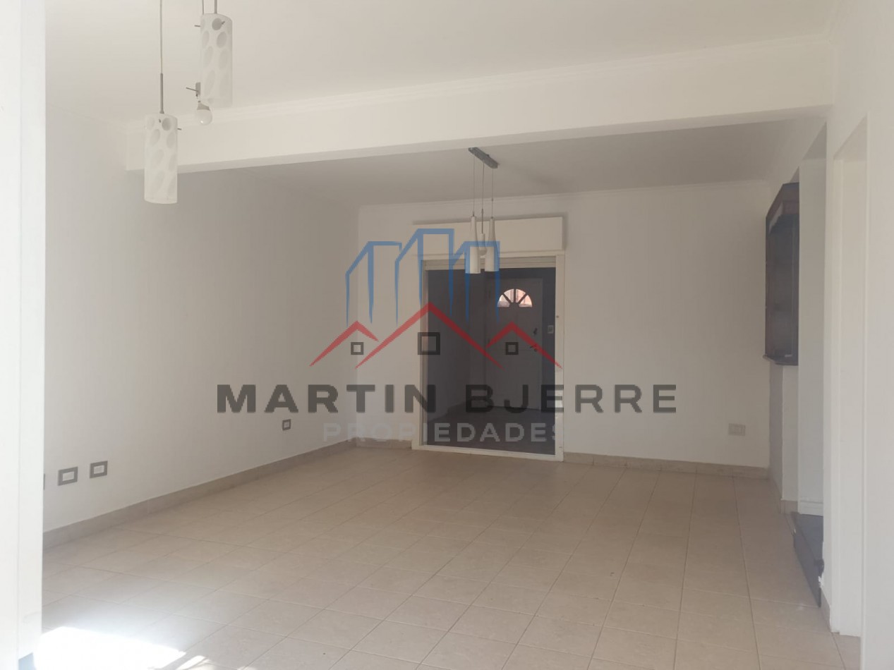 VENTA CASA 5 AMBIENTES EN BARRIO DEMOCRACIA. CIUDAD EVITA
