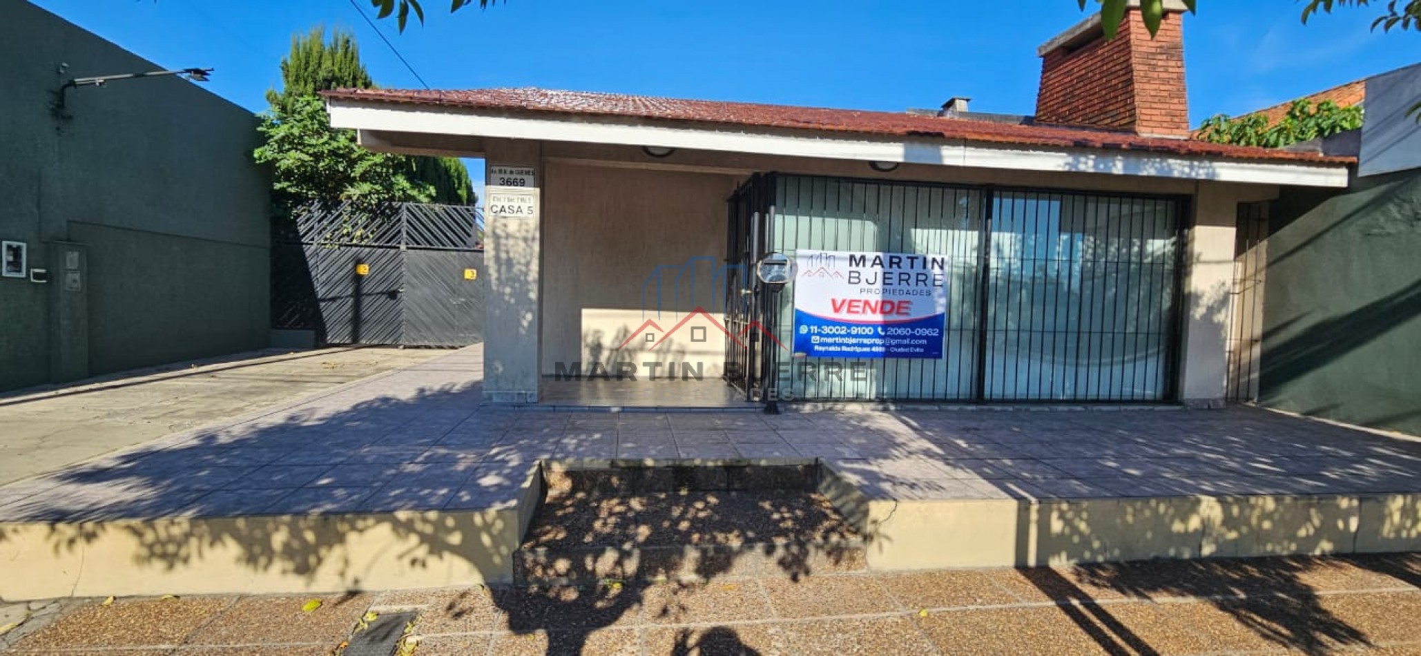 Venta Local con Oficinas y  Cochera en Ciudad Evita 
