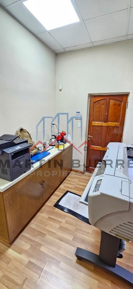 Venta Local con Oficinas y  Cochera en Ciudad Evita 