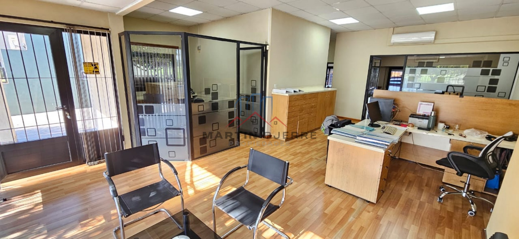 Venta Local con Oficinas y  Cochera en Ciudad Evita 