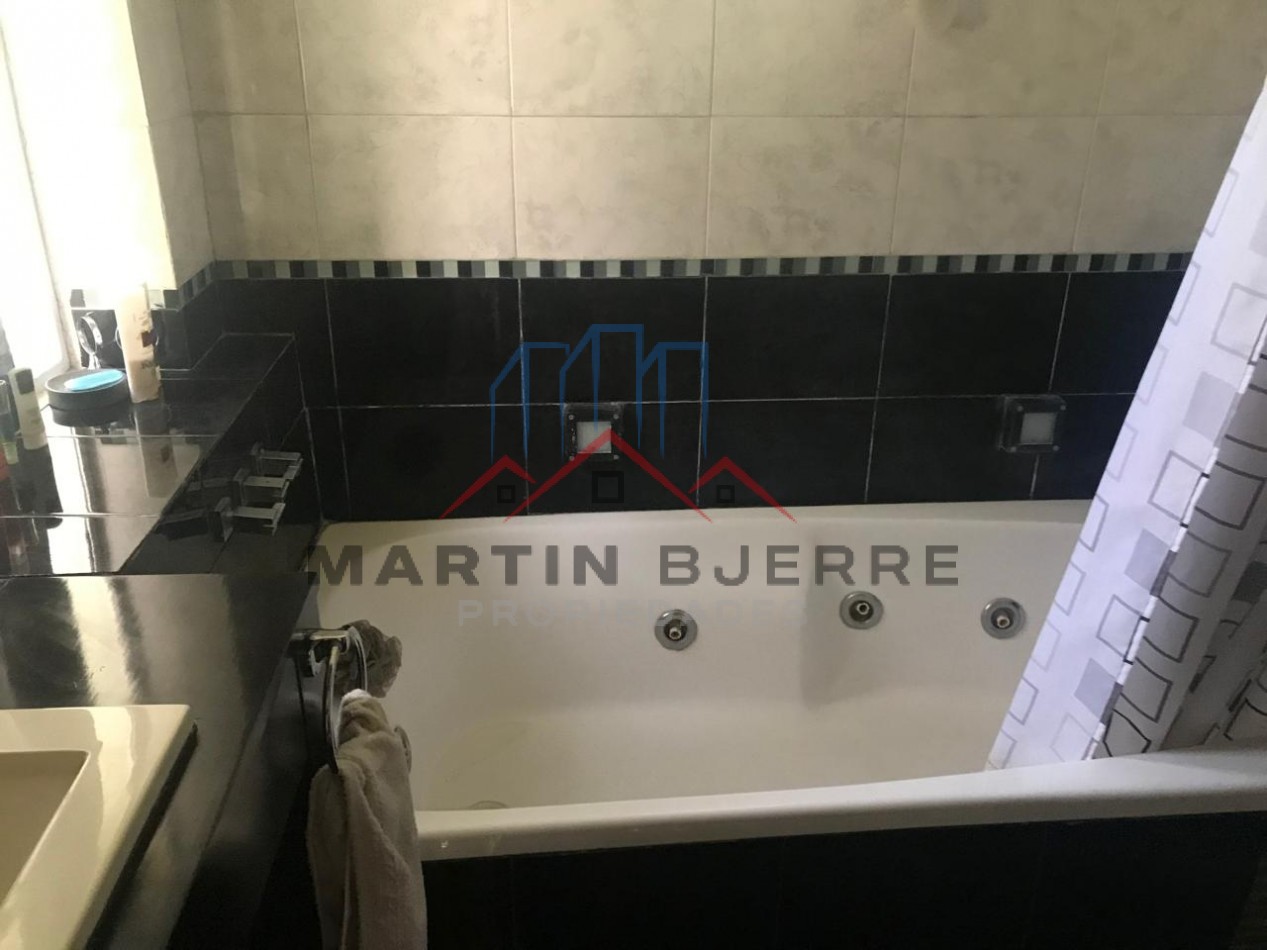 VENTA DE HERMOSA CASA  EN BARRIO PRIVADO SANTA AMELIA, VIRREY DEL PINO.