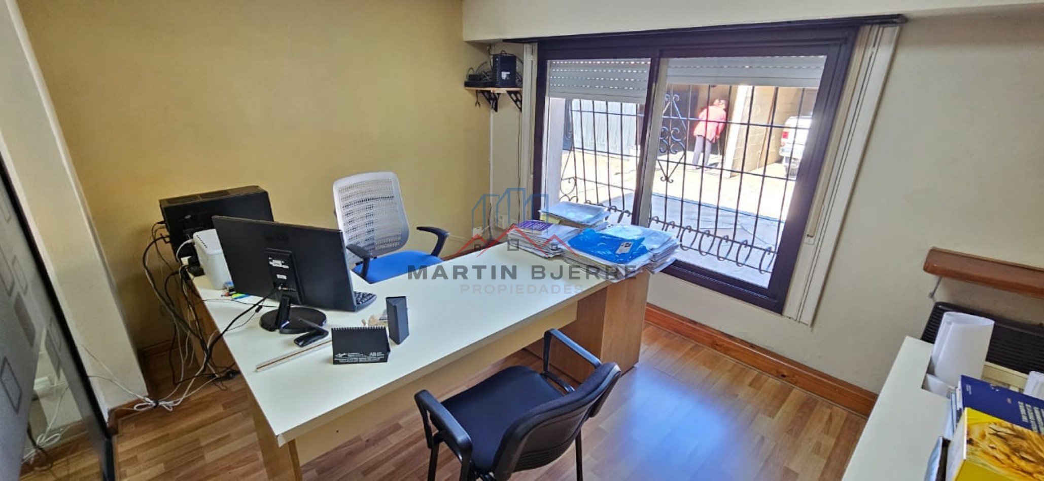 Venta Local con Oficinas y  Cochera en Ciudad Evita 