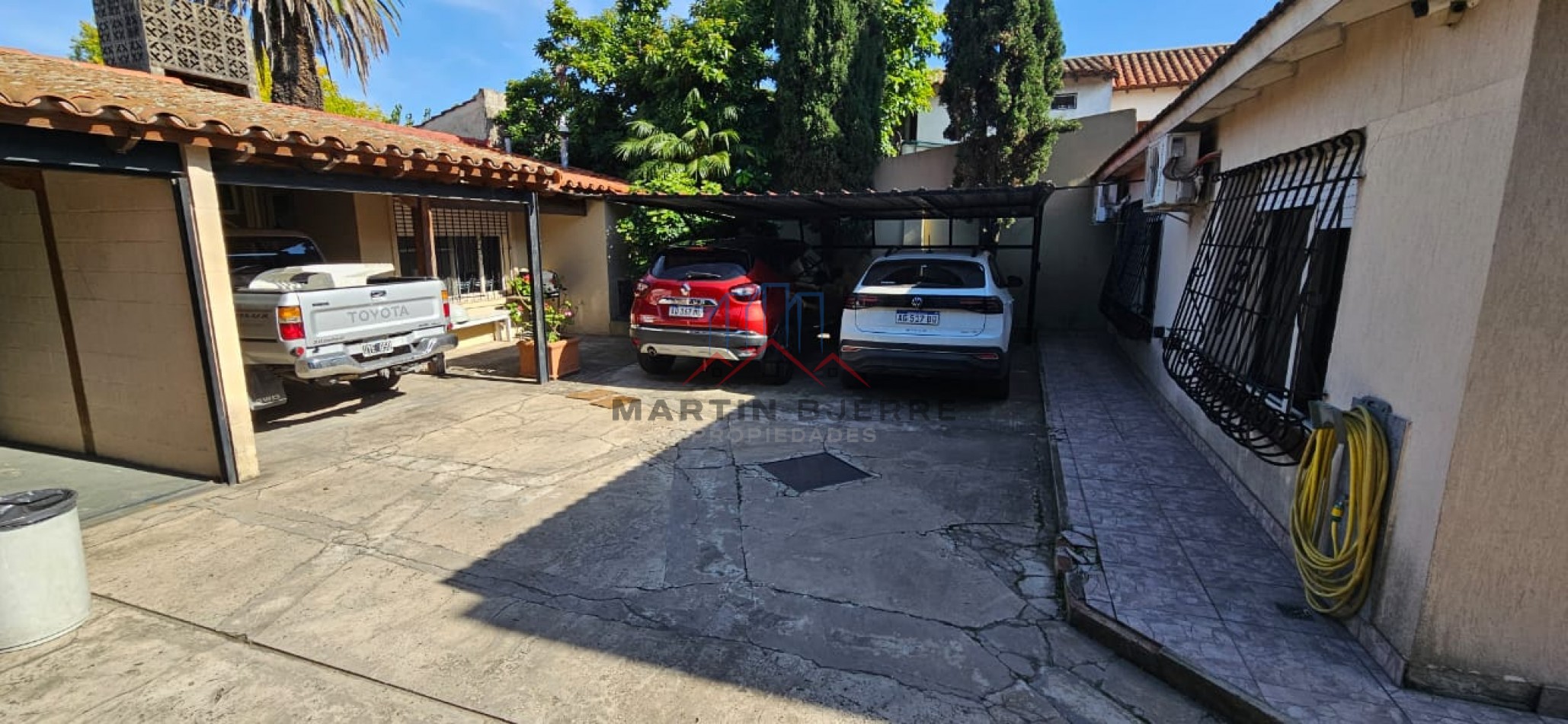 Venta Local con Oficinas y  Cochera en Ciudad Evita 