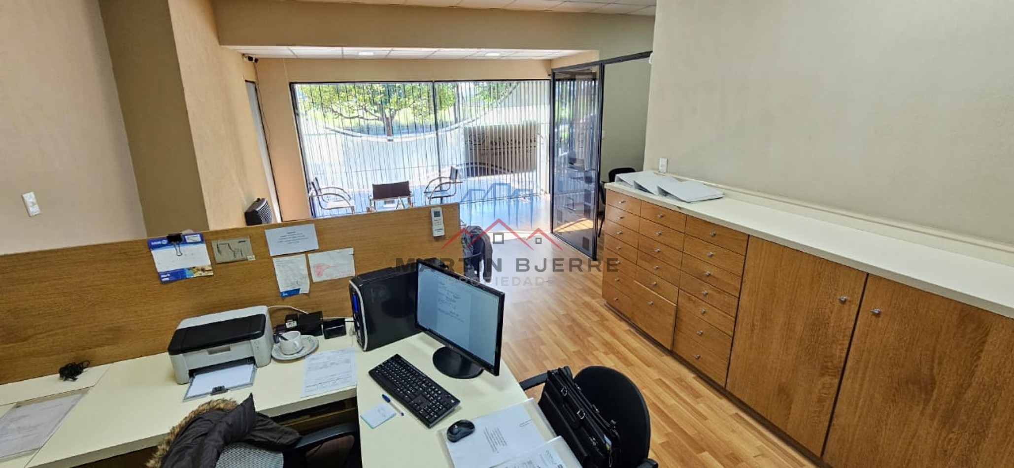 Venta Local con Oficinas y  Cochera en Ciudad Evita 