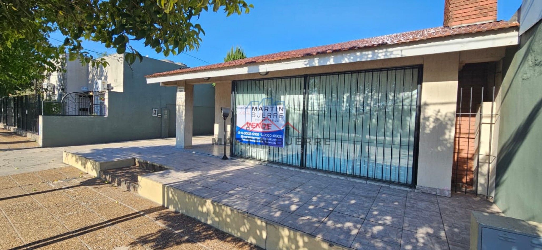 Venta Local con Oficinas y  Cochera en Ciudad Evita 