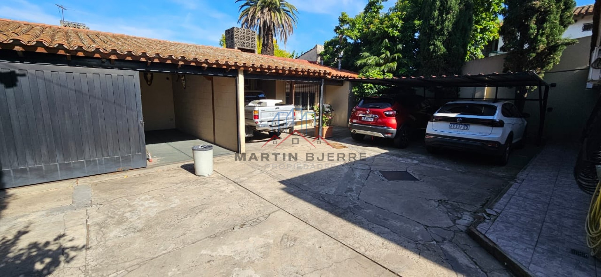 Venta Local con Oficinas y  Cochera en Ciudad Evita 