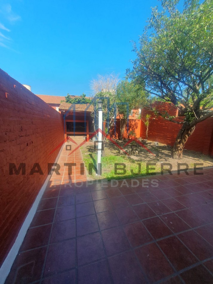 VENTA CASA 5 AMBIENTES EN BARRIO DEMOCRACIA. CIUDAD EVITA