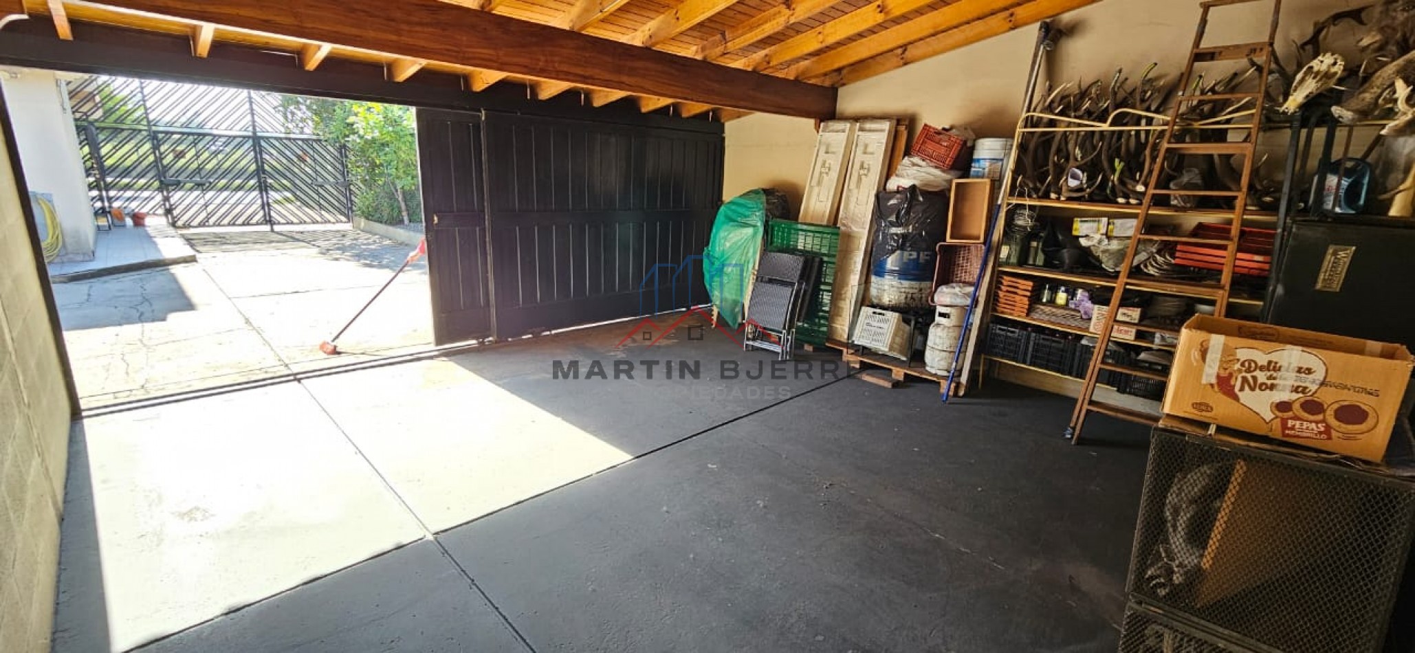 Venta Local con Oficinas y  Cochera en Ciudad Evita 