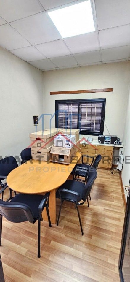Venta Local con Oficinas y  Cochera en Ciudad Evita 