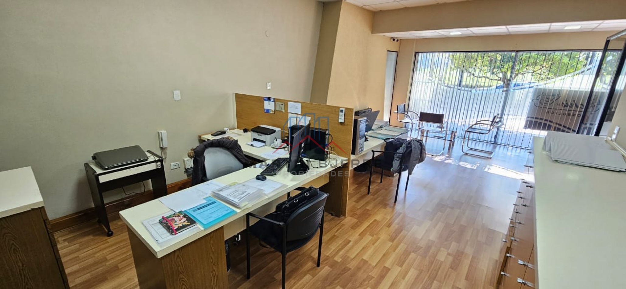 Venta Local con Oficinas y  Cochera en Ciudad Evita 