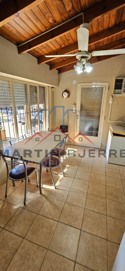 Venta Local con Oficinas y  Cochera en Ciudad Evita 