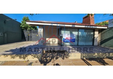 Venta Local con Oficinas y  Cochera en Ciudad Evita 